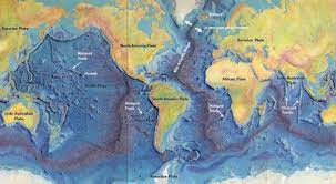 یک نقشه جزئیات پشته های میان اقیانوسی را نشان می دهد که شبیه درزهای روی توپ بیسبال هستند که در اقیانوس های اصلی می پیچند.